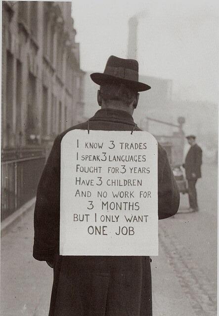 Hombre buscando empleo en la década de los 30, siglo pasado. Fuente: @HistoricalPics.