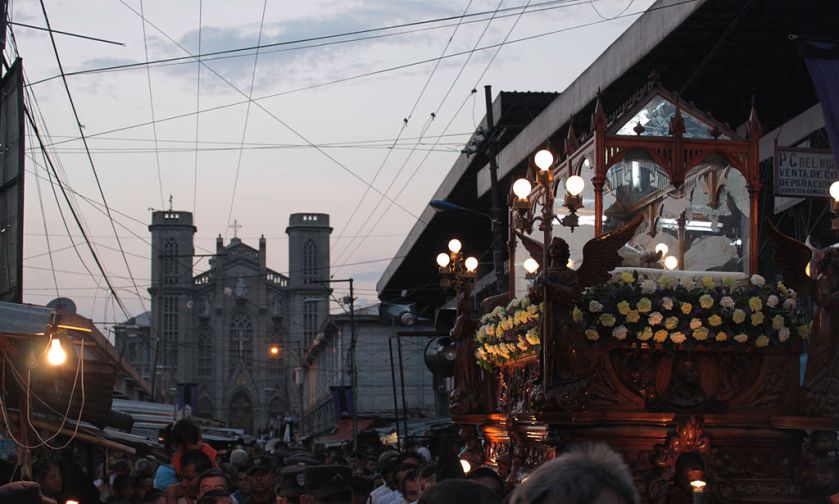 Procesión del Santo Entierro en la Calle de la Amargura, con la Iglesia de El Calvario en el fondo, San Salvador. (Foto de Patricia TT, licencia Creative Commons CC BY SA 3.0, tomada de Wikimedia Commons).
